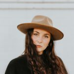 Soorten hoeden die vrouwen leuk vinden: zonnehoeden, emmer hoeden